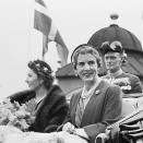 Kong Olavs første statsbesøk gikk til Danmark 1958. Prinsesse Astrid ledsaget ham. Her er Prinsessen i åpen bil sammen med Dronning Ingrid av Danmark på vei til Amalienborg slott etter ankomsten til København. (Foto: Jan Stage NTB / Scanpix)